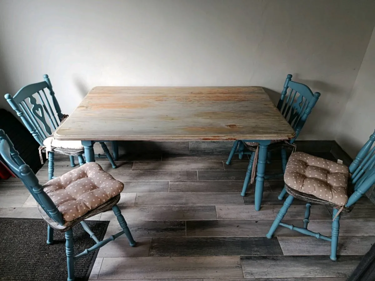 Table and chairs - Image 3