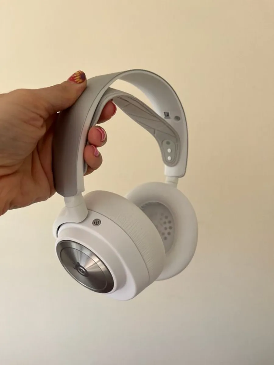 SteelSeries Arctis Nova Pro Wireless - White - Image 2