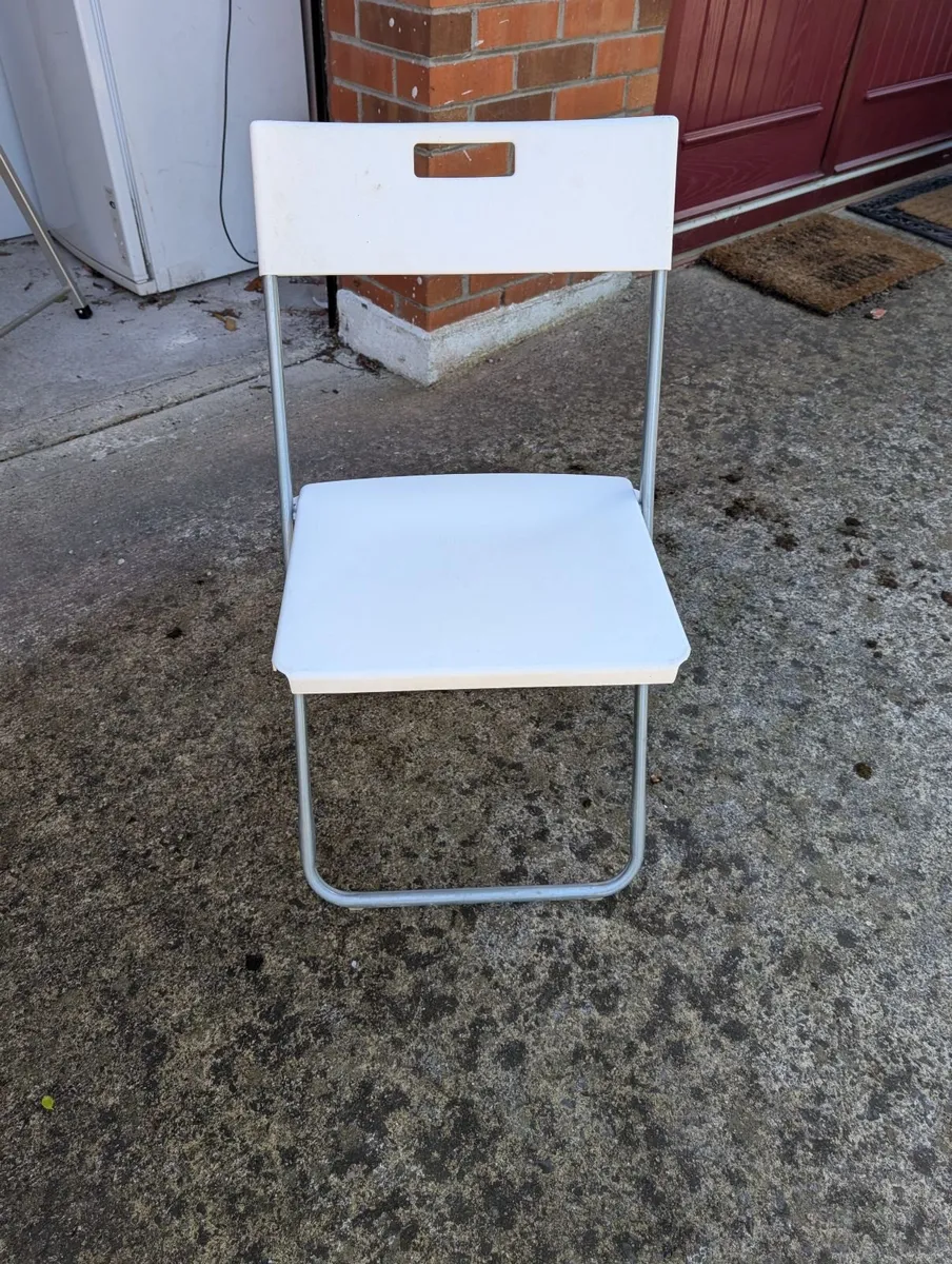 chair folding x 2 blue Plus 2 x white - Image 3