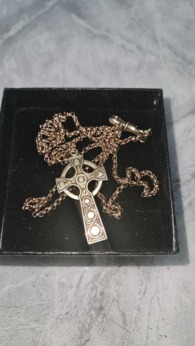 9ct gold celtic cross rose gold chain - Image 1