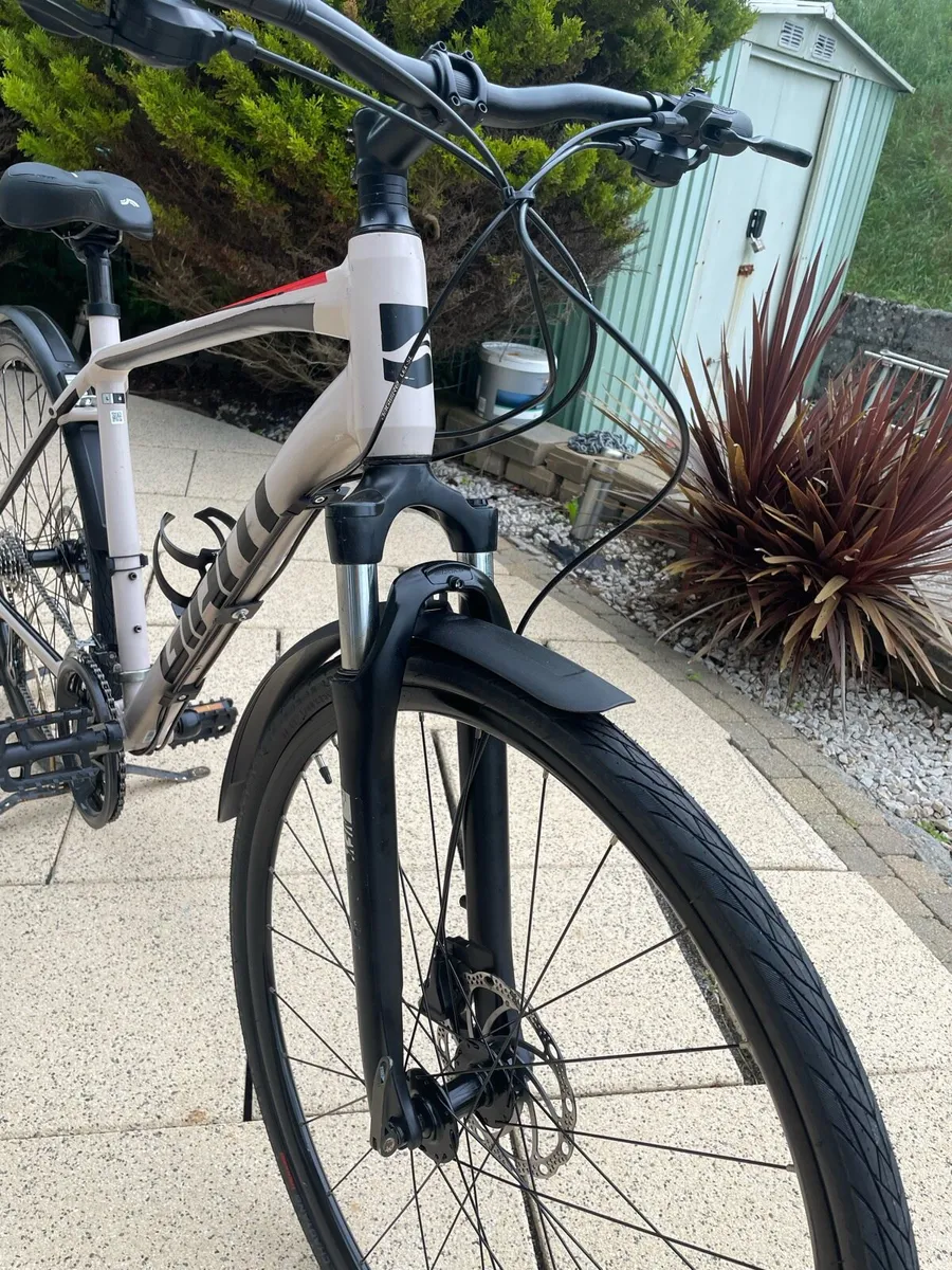 Giant Roam hybrid bike - Image 2