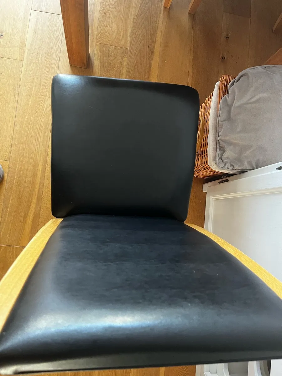 Dining table and 6 chairs - Image 4