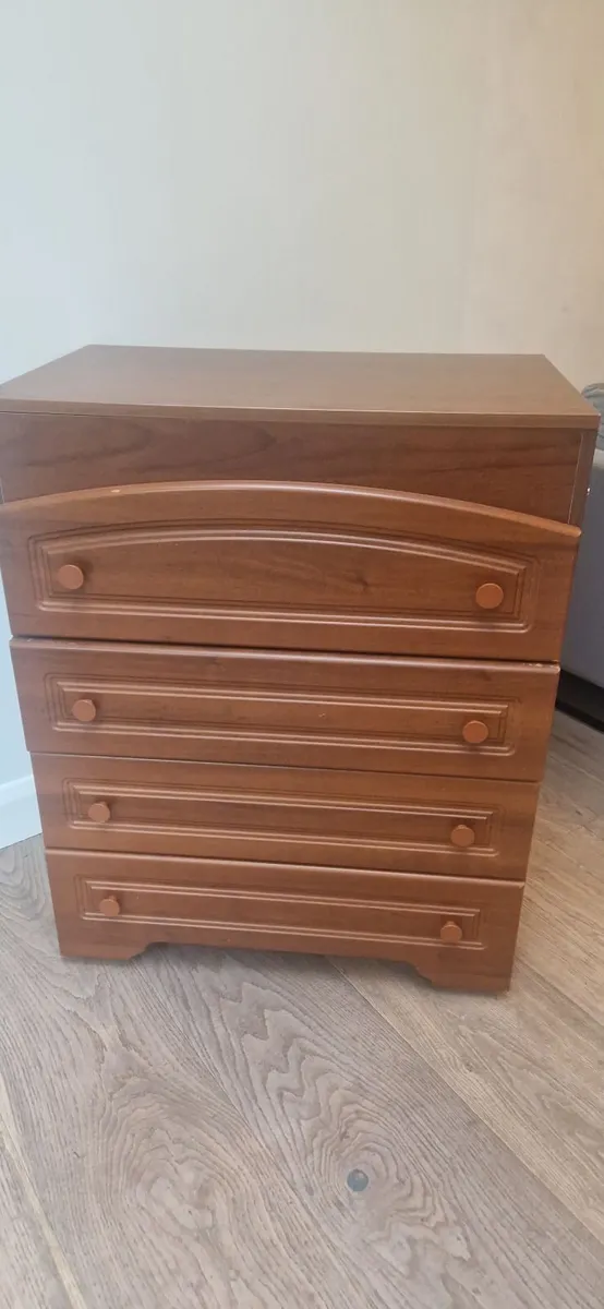 chest of drawers