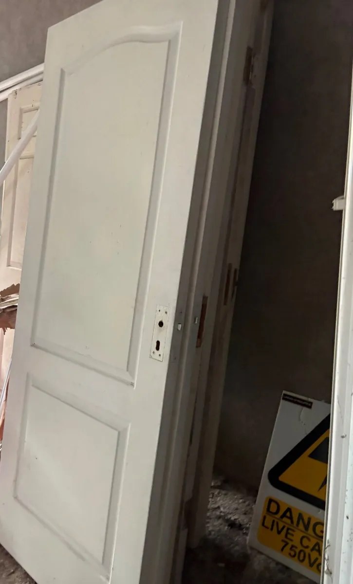 5 no internal doors - Image 1