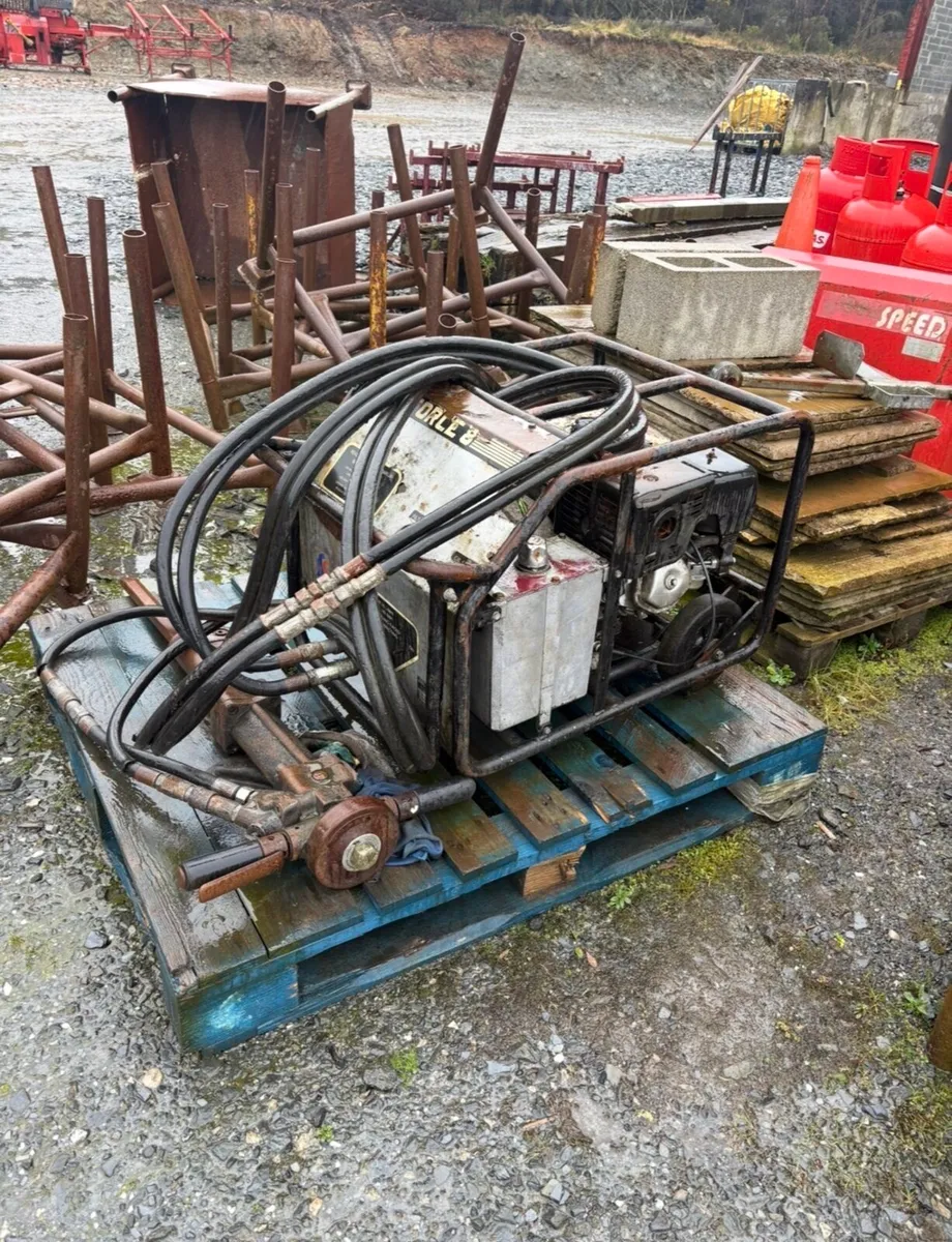 Hydraulic pack with jack hammer - Image 1