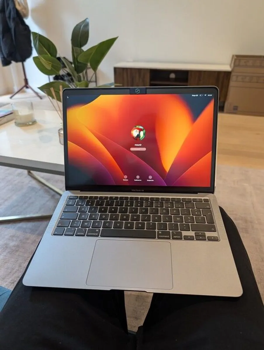 MacBook Air 2020 (Intel i5) - Image 1