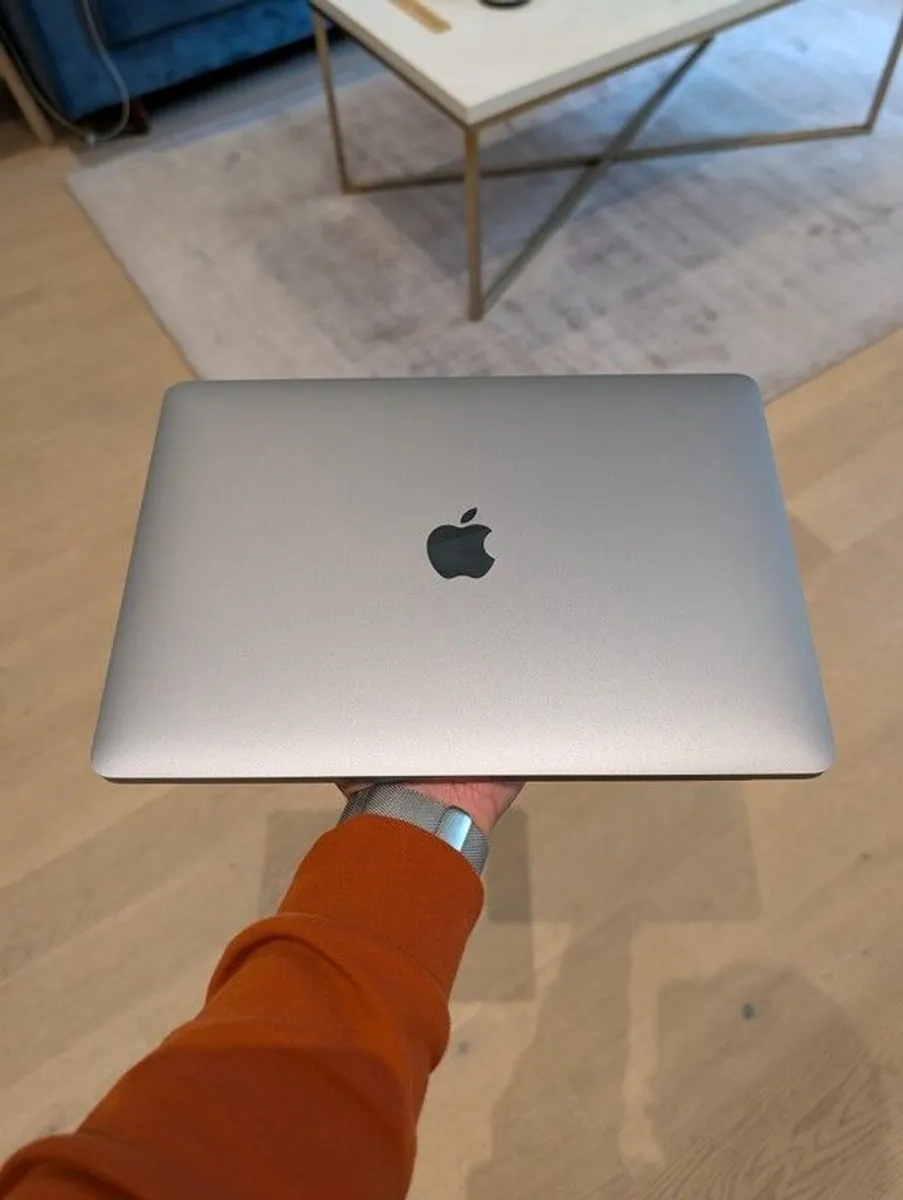 MacBook Air 2020 (Intel i5) - Image 2