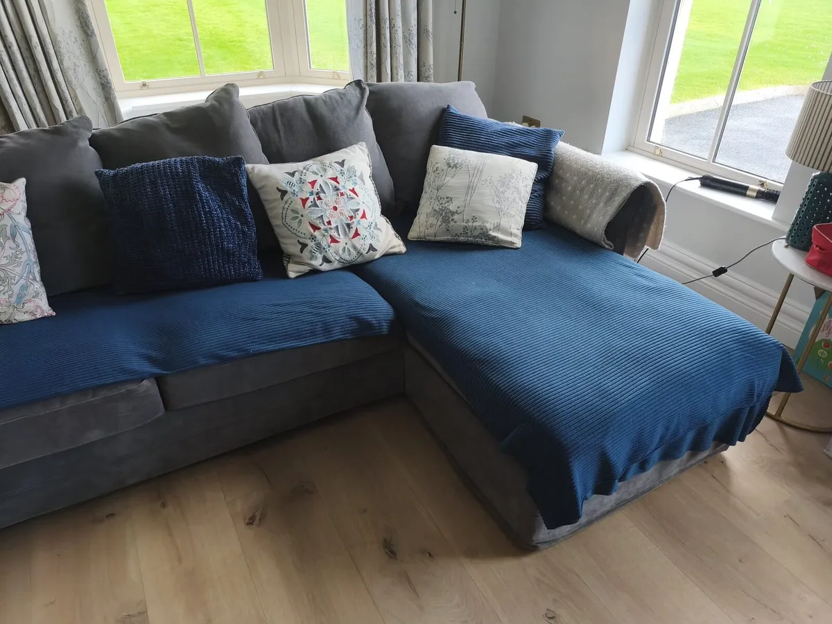 Corner couch with chaise longue €700 - Image 3