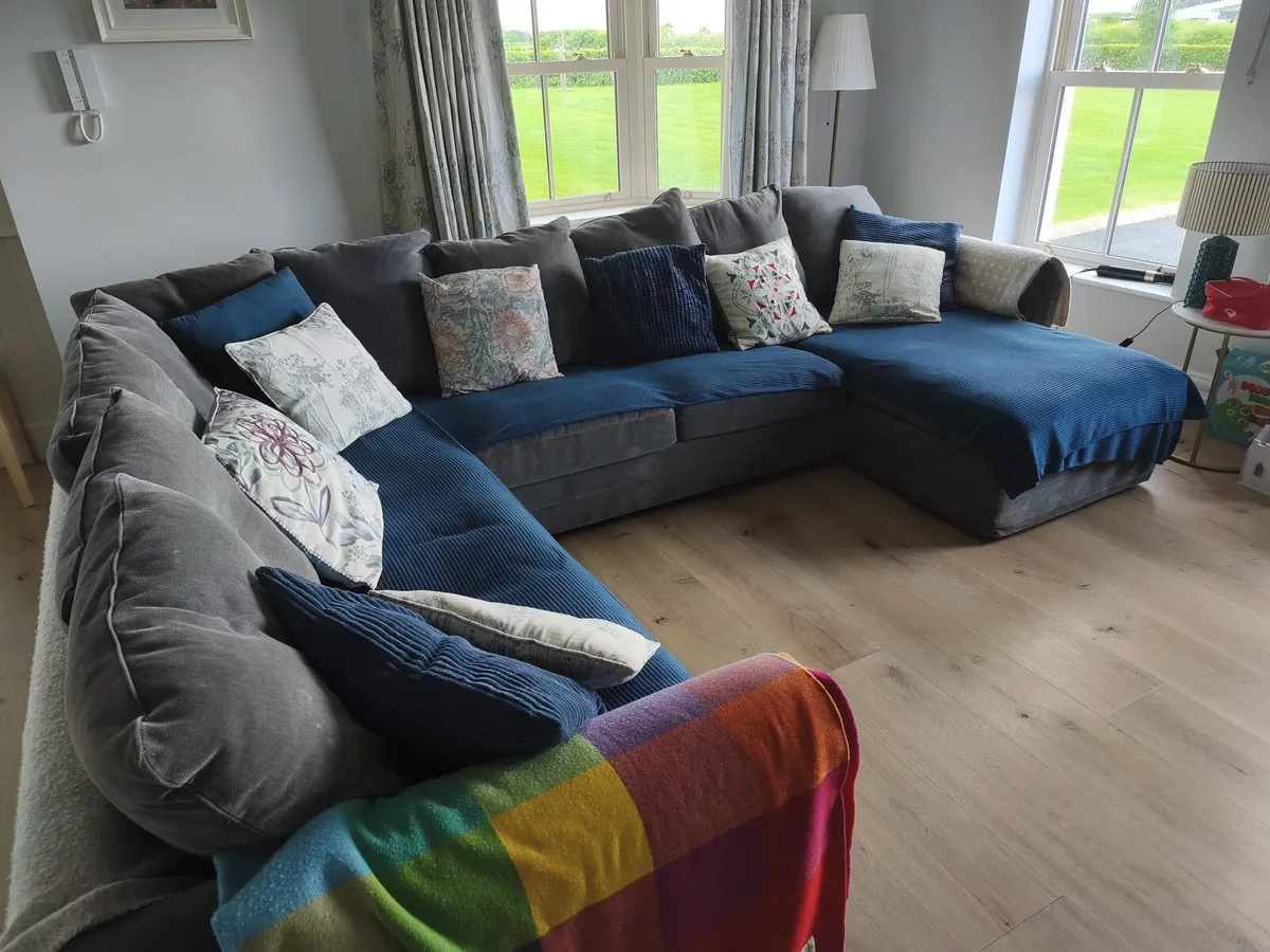 Corner couch with chaise longue €700 - Image 4