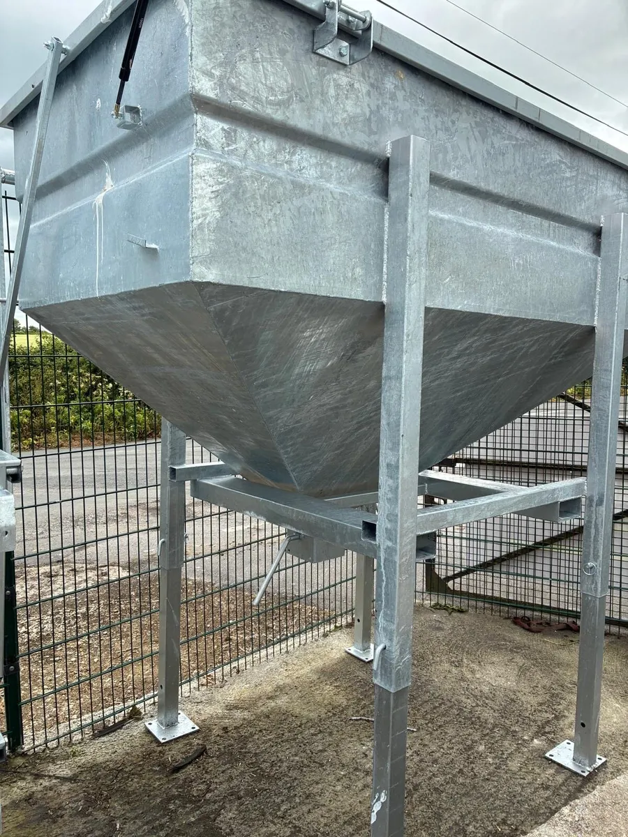 Condon 2 Tonne meal and trough - Image 2