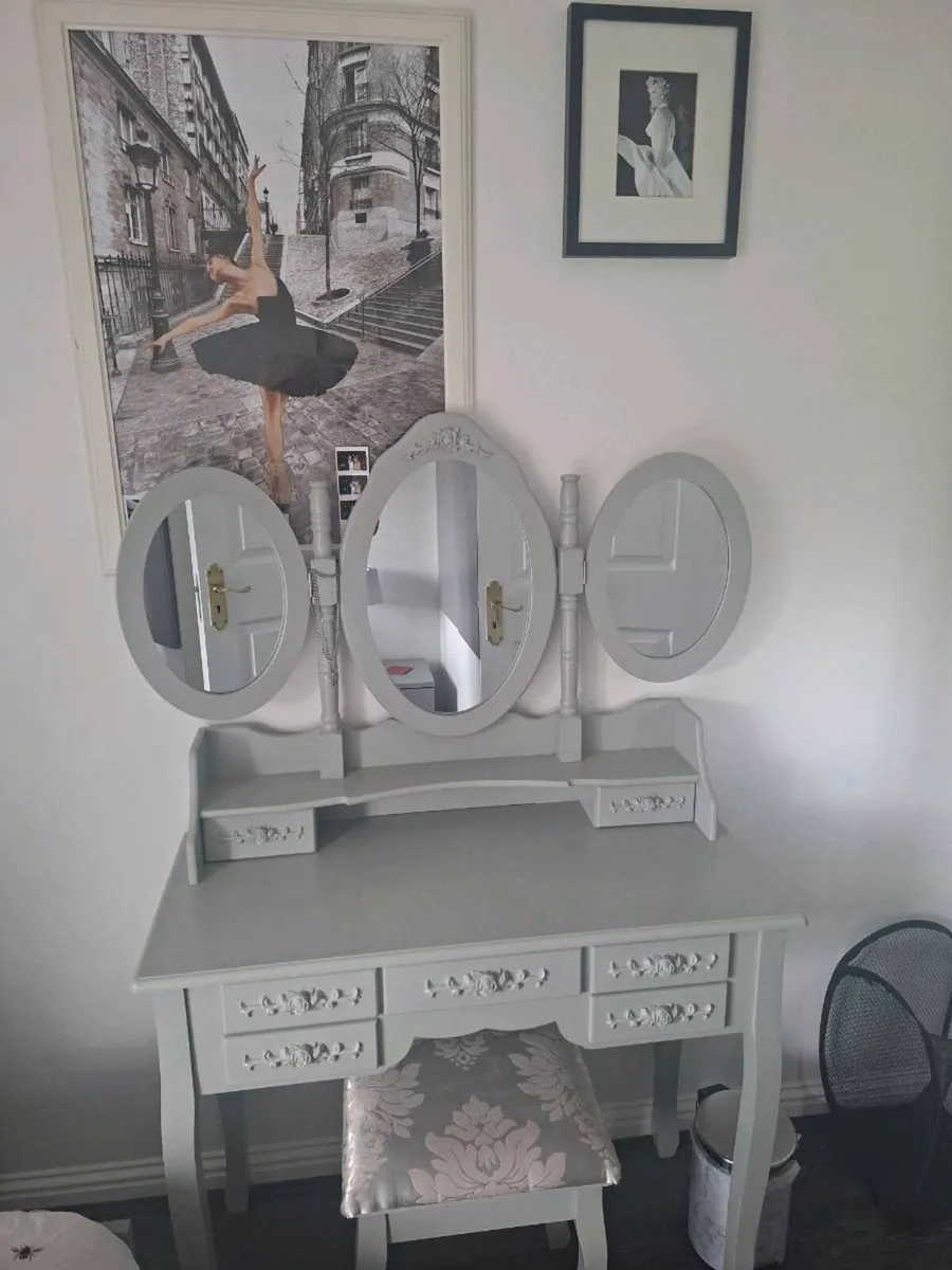Dressing table - Image 1