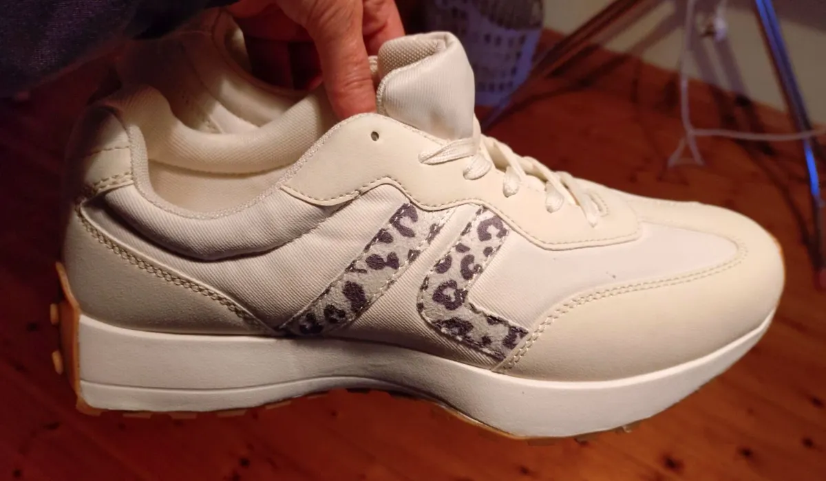 LADIES CASUAL CREAM RUNNERS (SIZE 8 UK) NEW. - Image 1