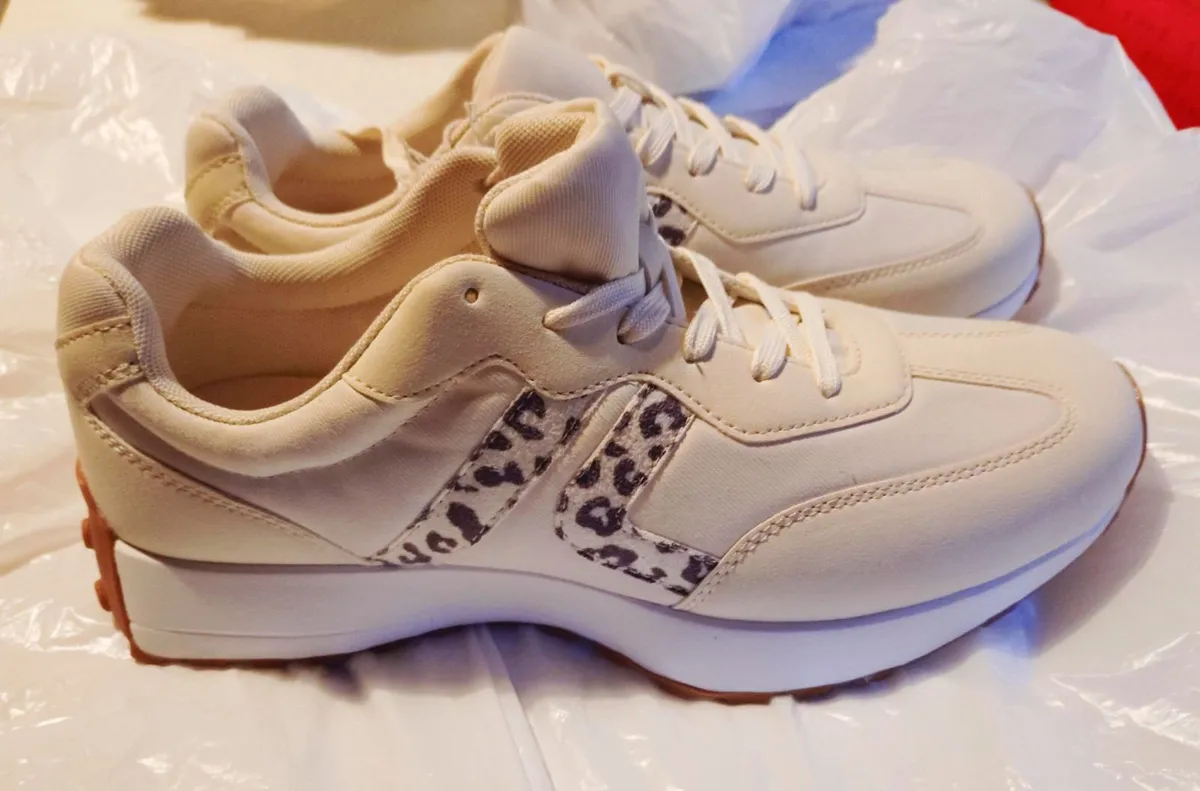 LADIES CASUAL CREAM RUNNERS (SIZE 8 UK) NEW. - Image 2
