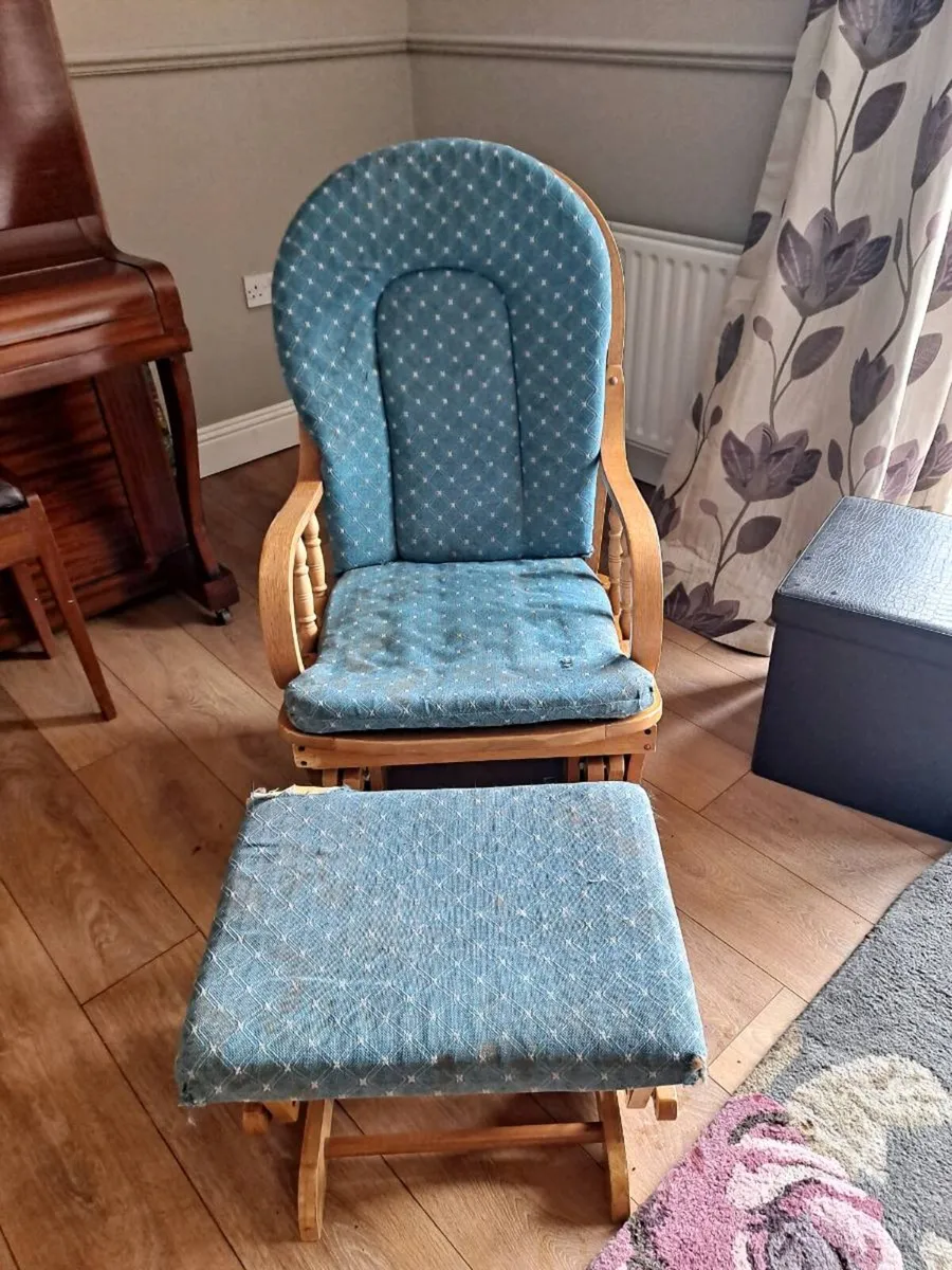 Rocking chair with a matching rocking foot rest - Image 1