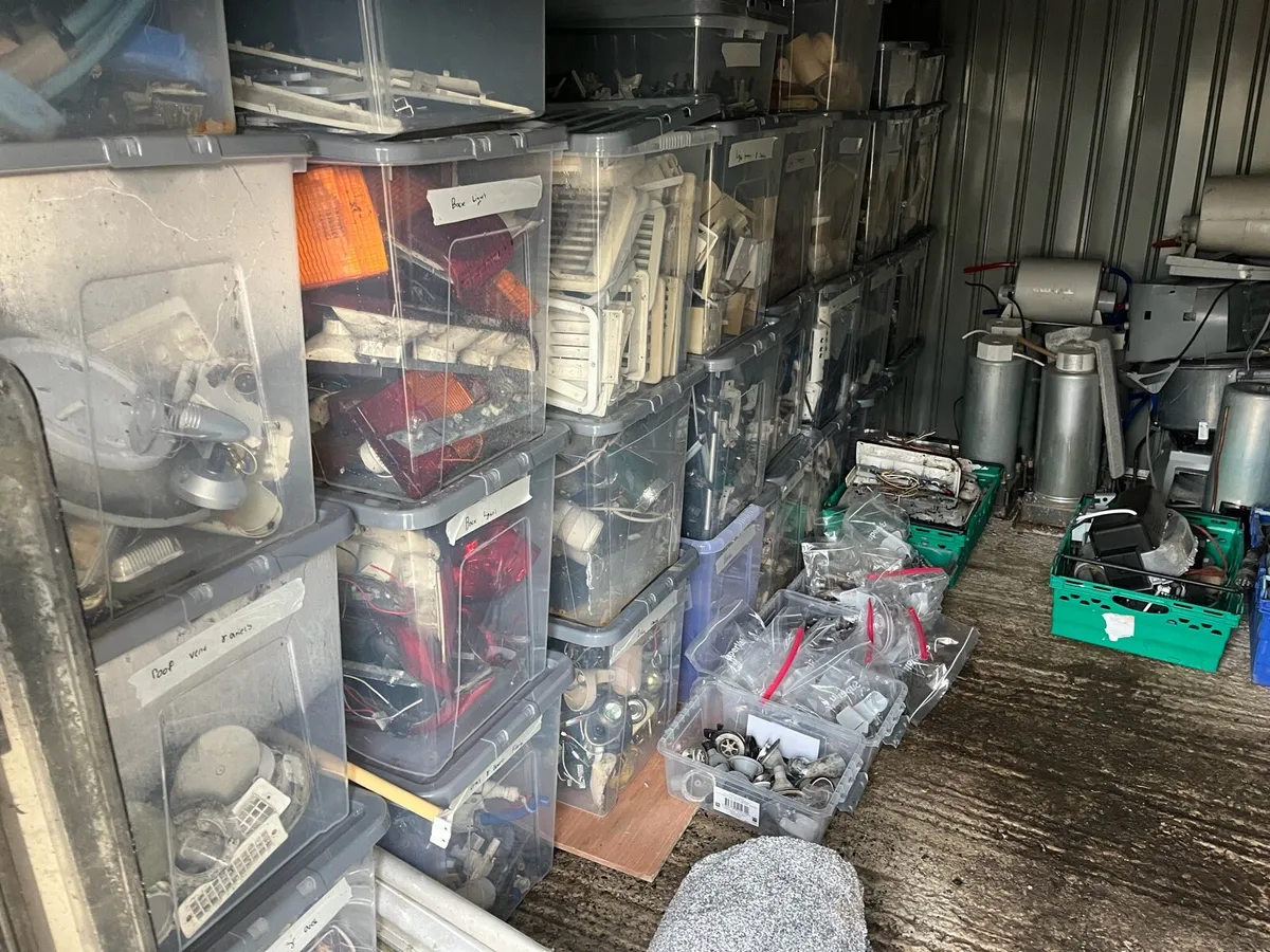 Caravan parts, windows and panels - Image 4