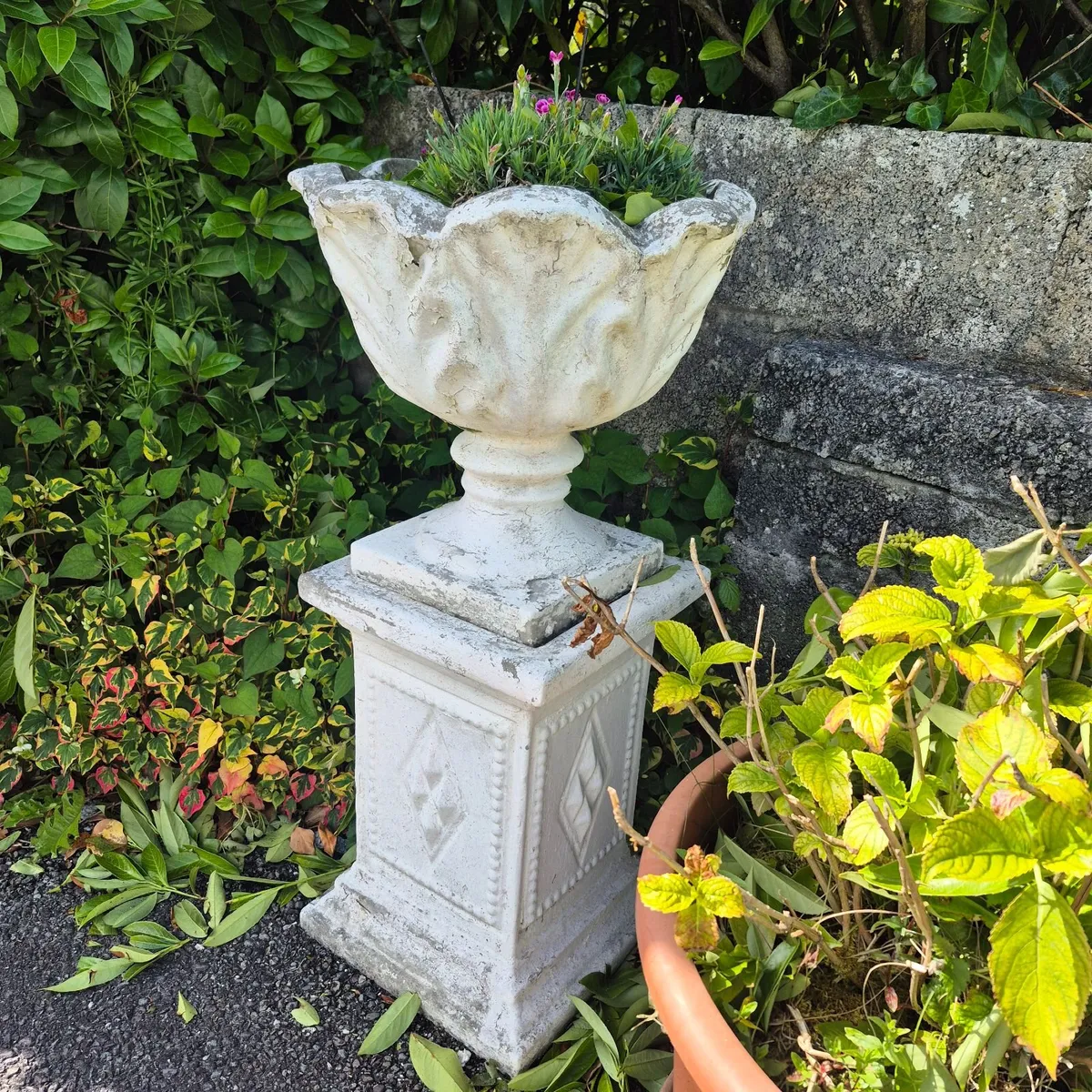 Plant pots on pedestals (X4) - Image 2