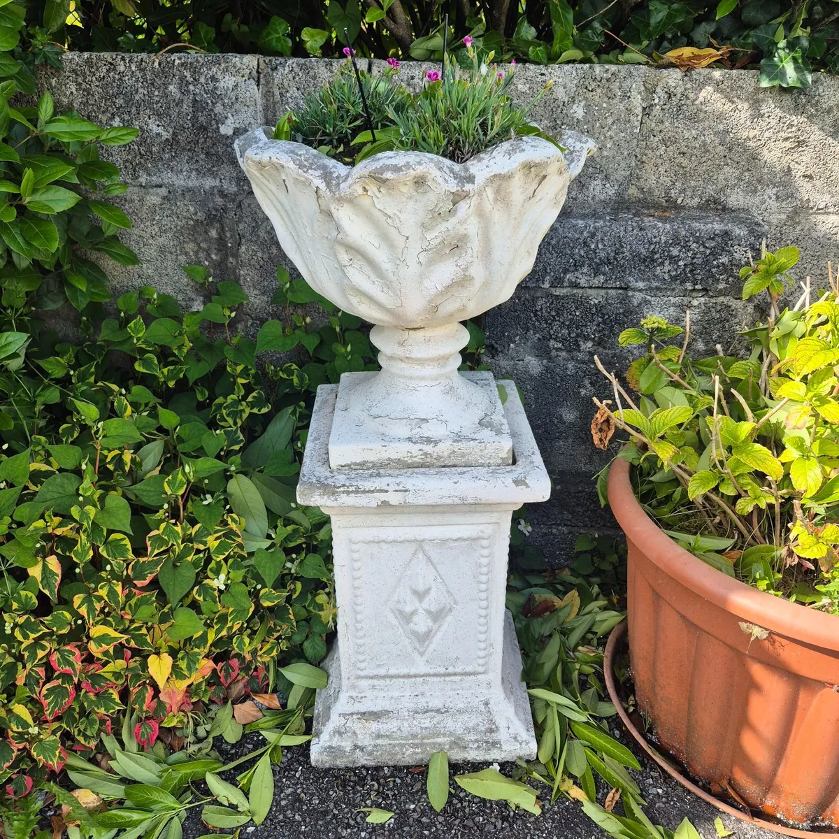 Plant pots on pedestals (X4) - Image 1