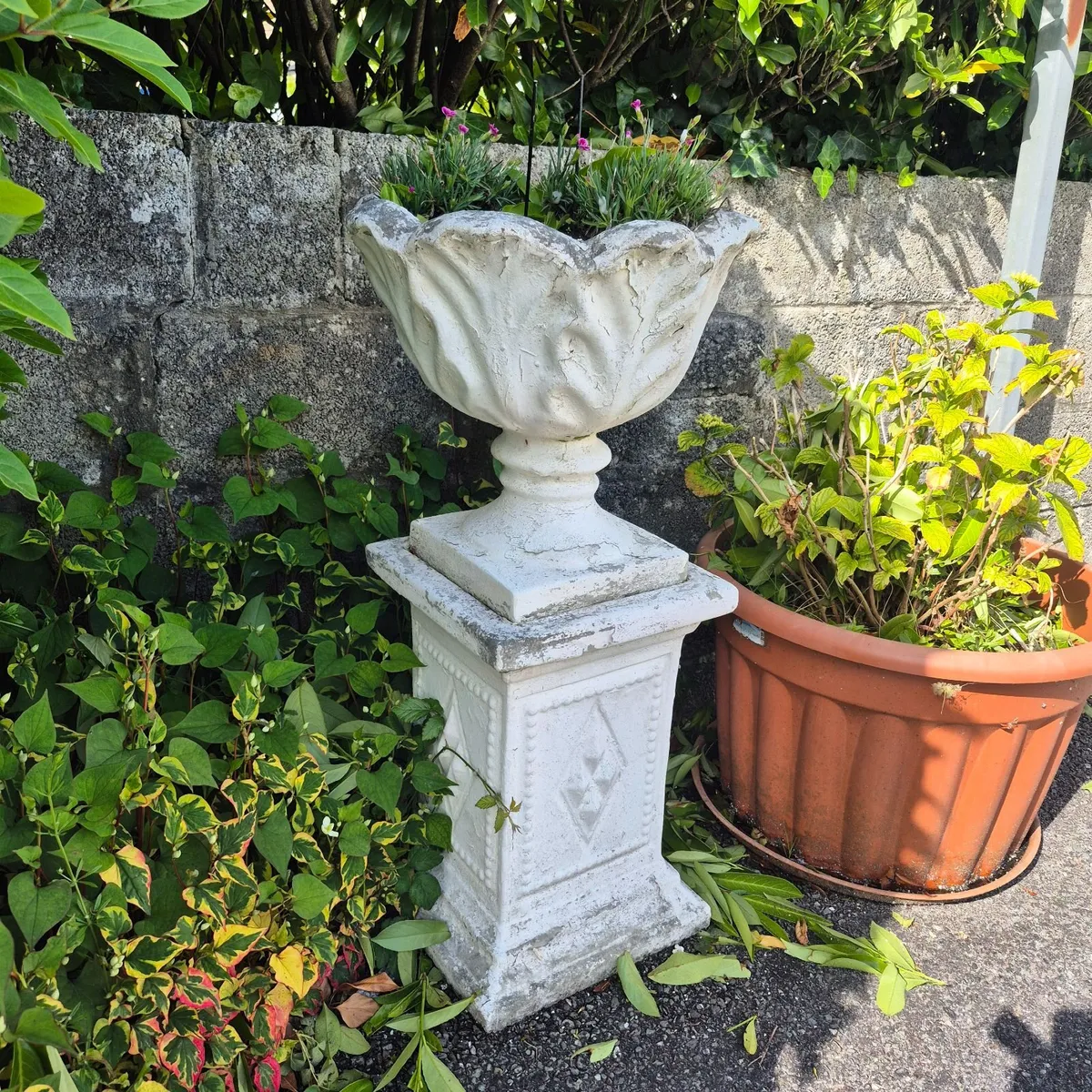 Plant pots on pedestals (X4) - Image 3