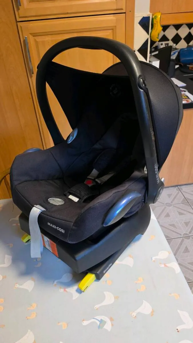 Maxi Cosy Car Seat and 2 x Isofix Bases - Image 1