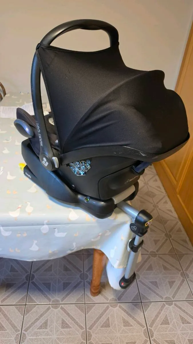 Maxi Cosy Car Seat and 2 x Isofix Bases - Image 2