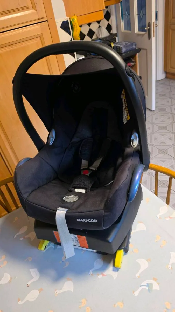 Maxi Cosy Car Seat and 2 x Isofix Bases - Image 3