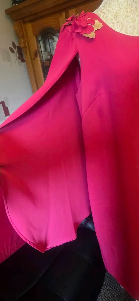 Carla Ruiz fuchsia cape sleeve cocktail dress flor - Image 4