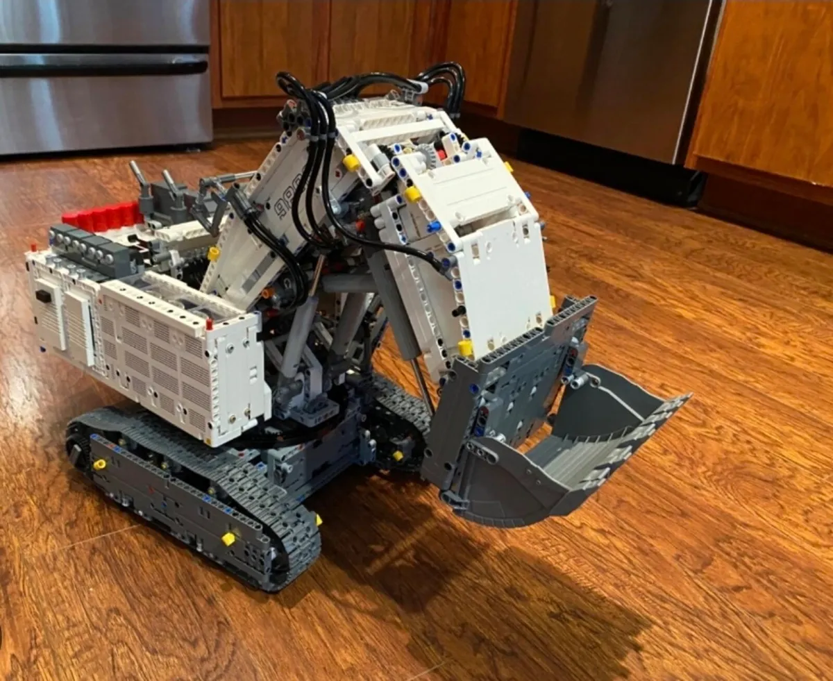 Lego Technic Liebherr R9800 Excavator.