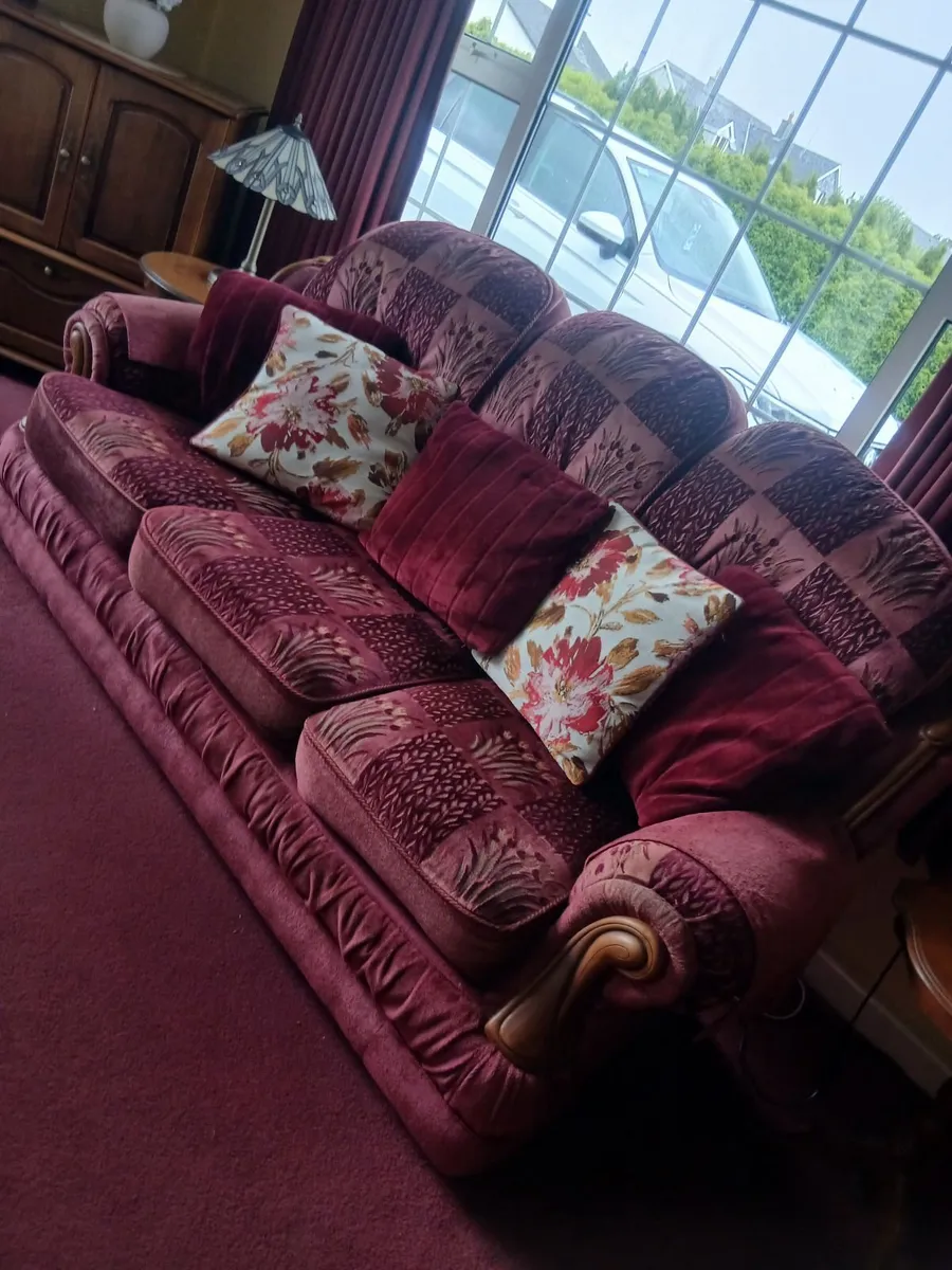 3 sester couch and 2 armchairs - Image 1