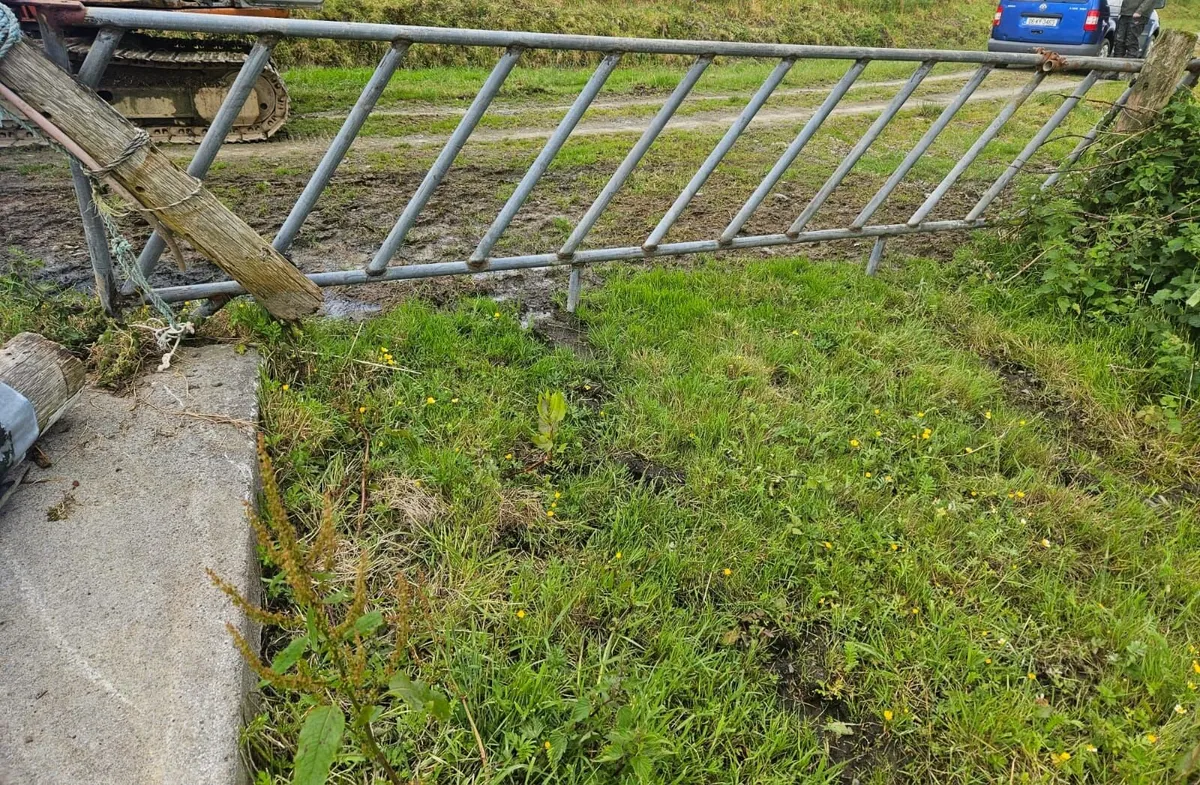 Feed barrier - Image 1