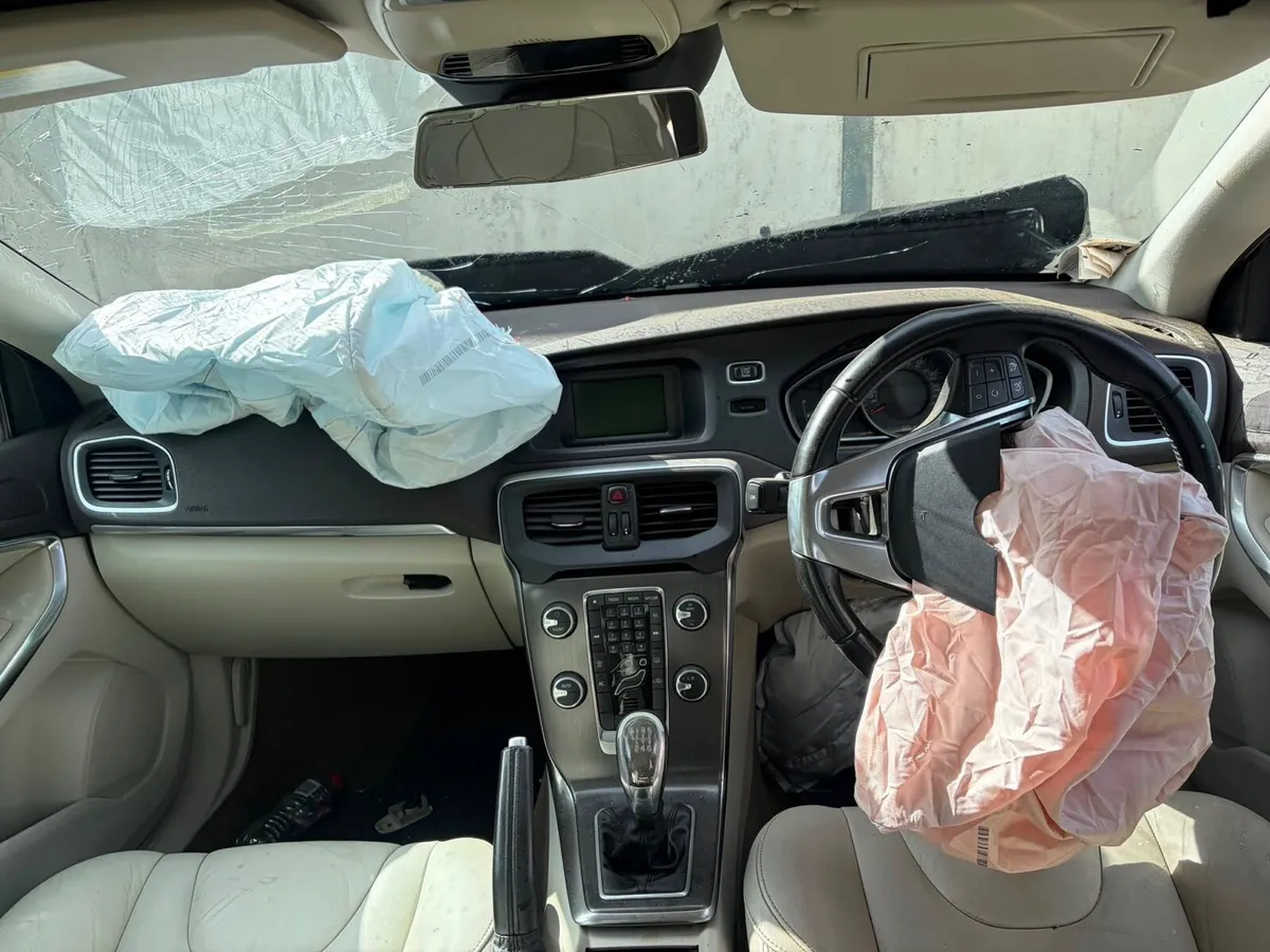 2013 Volvo V40 parts - Image 3