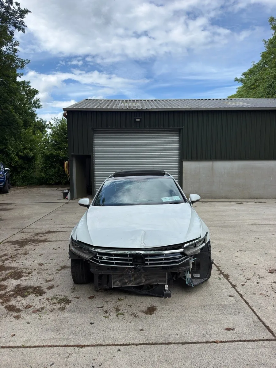 2018 Volkswagen Passat R-Line - Image 2