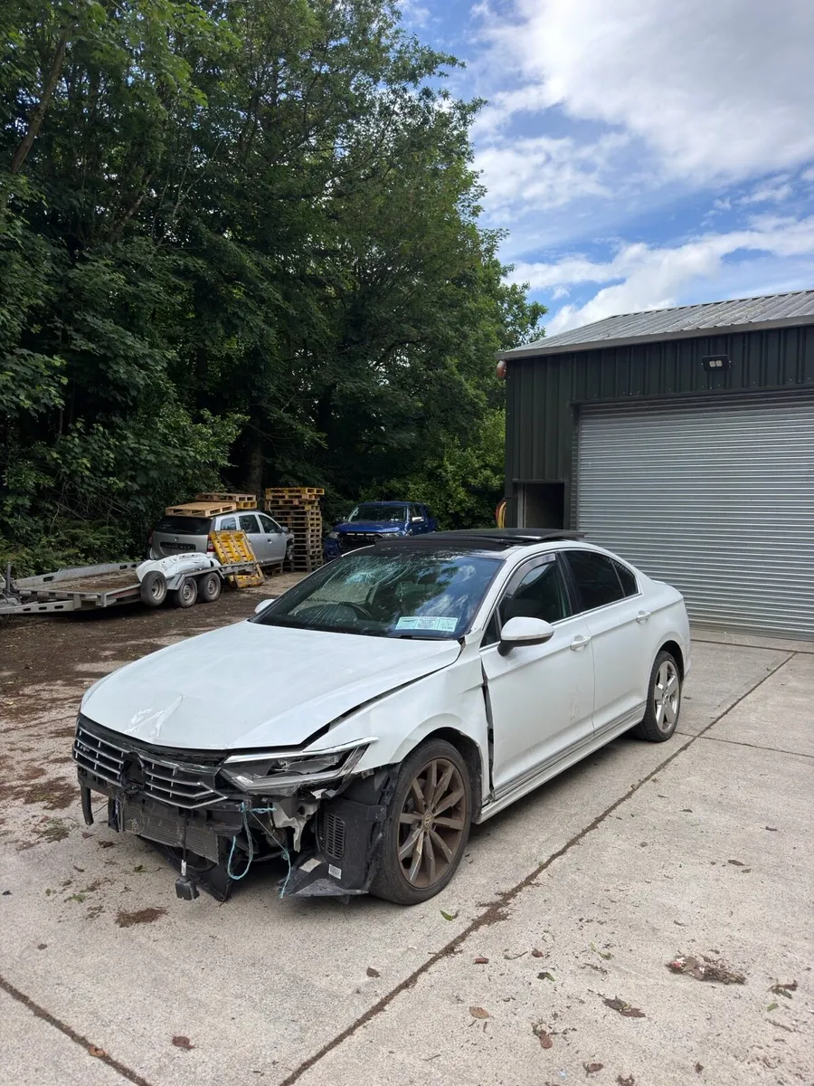 2018 Volkswagen Passat R-Line - Image 3
