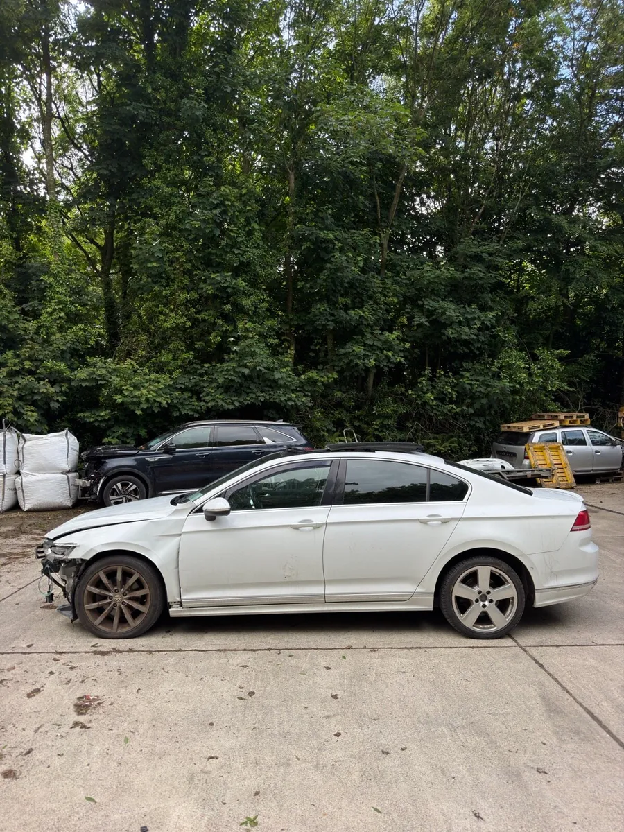 2018 Volkswagen Passat R-Line - Image 4