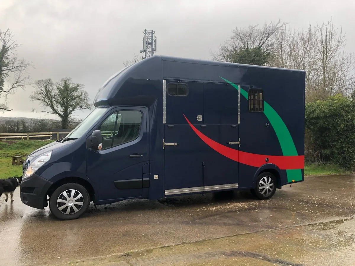 Renault Master 3.5t Horsebox - Image 1