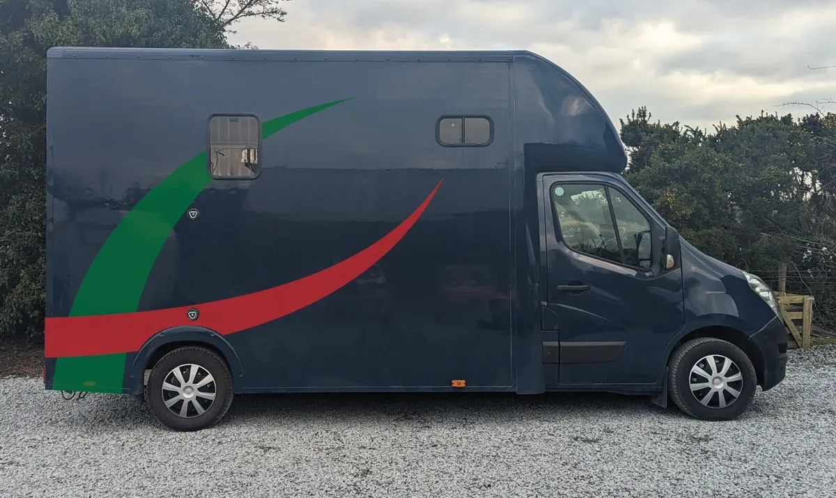 Renault Master 3.5t Horsebox - Image 2