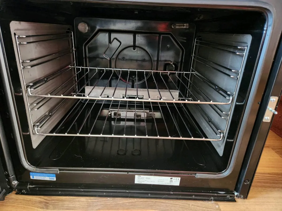 Gas oven & fridge freezer - Image 4