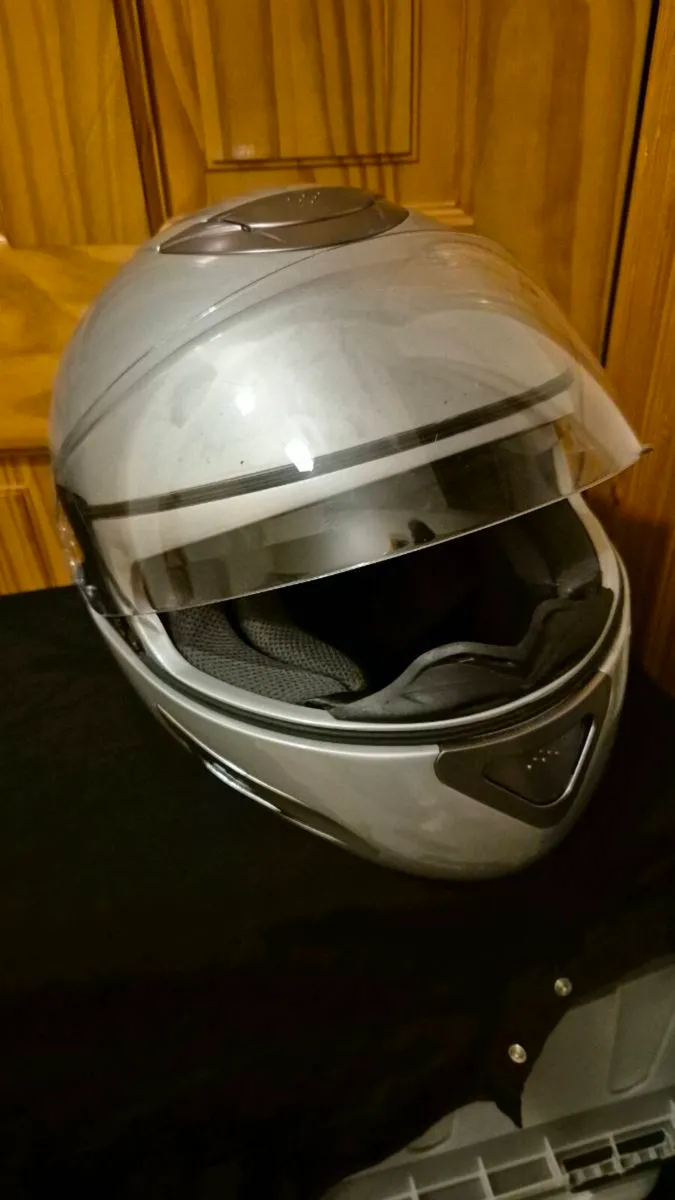 Motorbike helmet L/xl - Image 1
