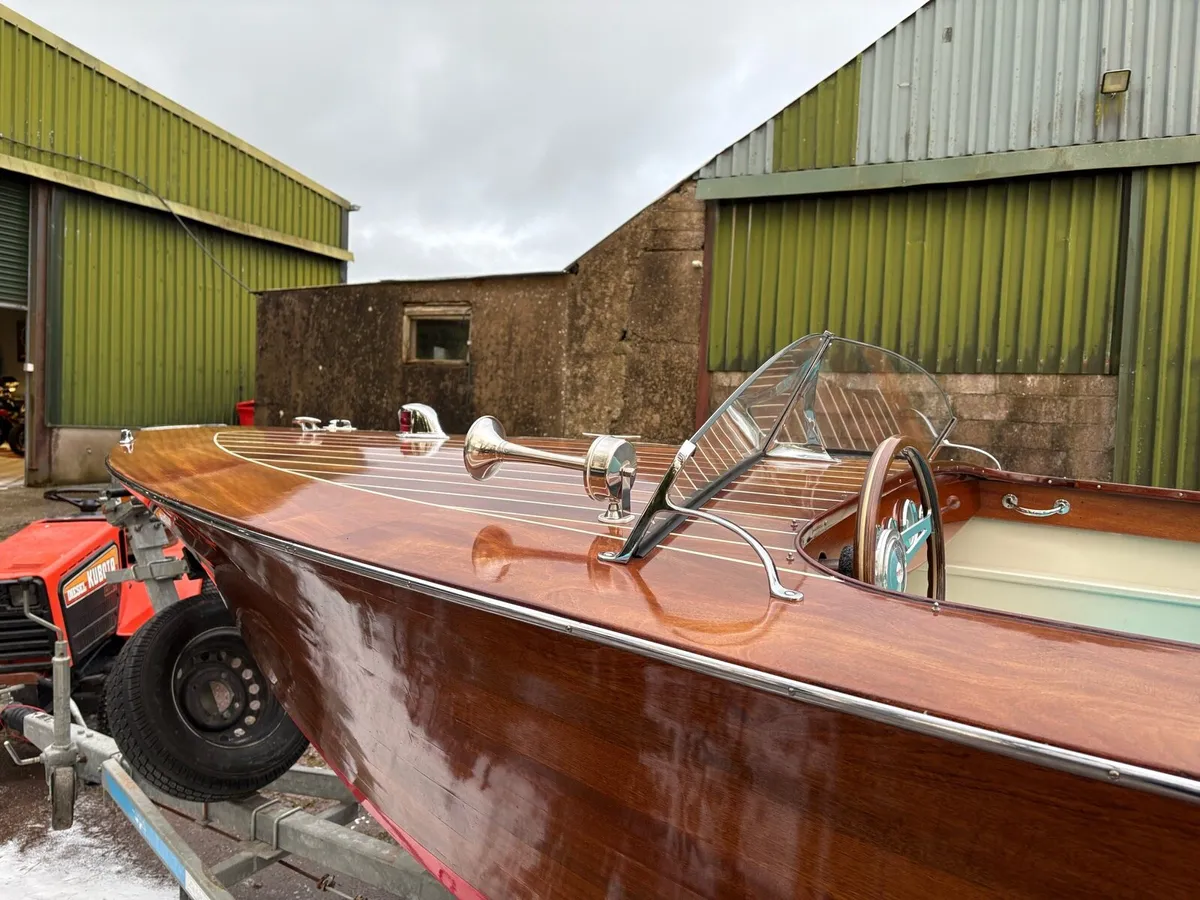 Classic 19ft Runabout Boat - Image 1
