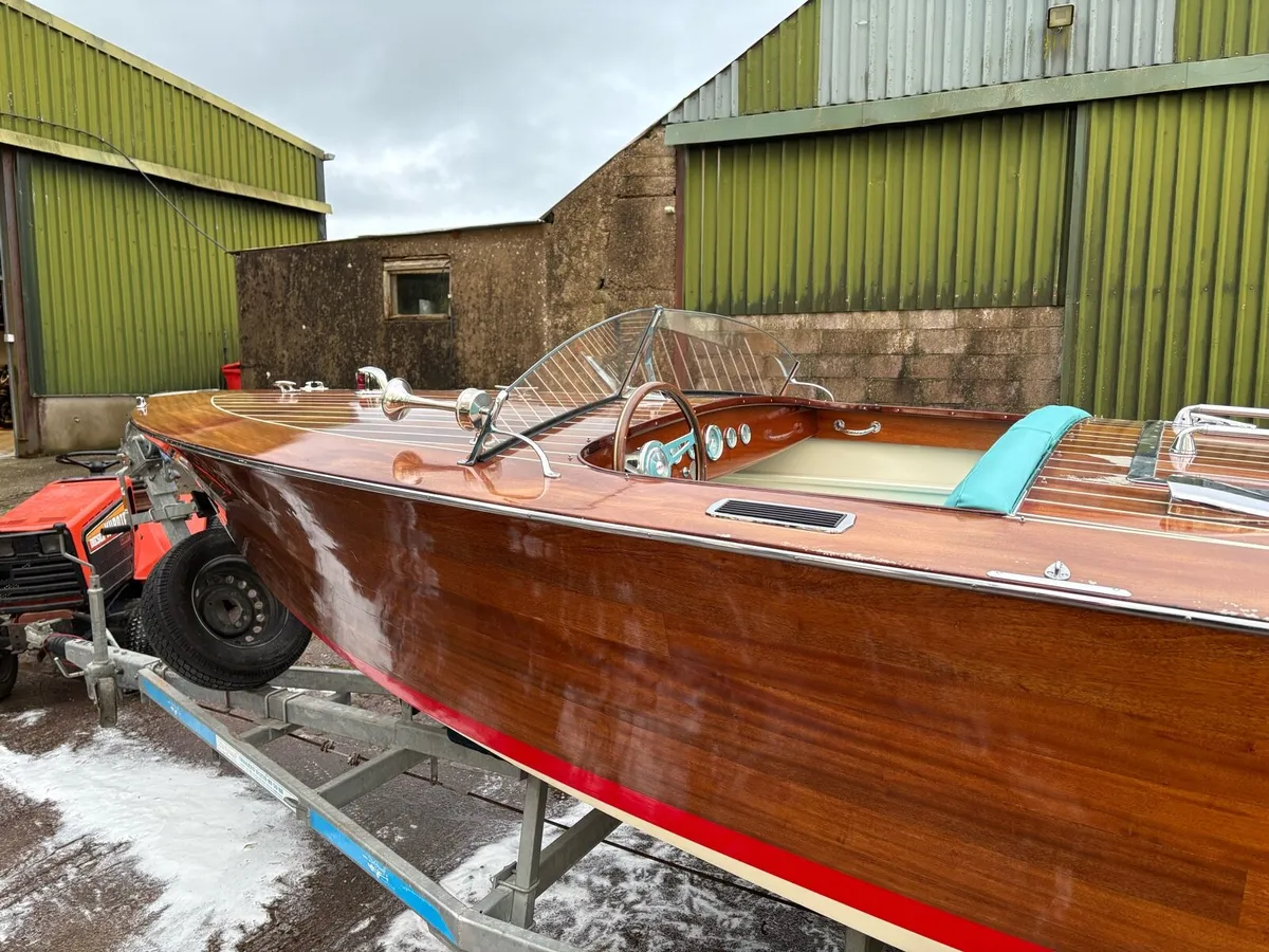 Classic 19ft Runabout Boat - Image 2