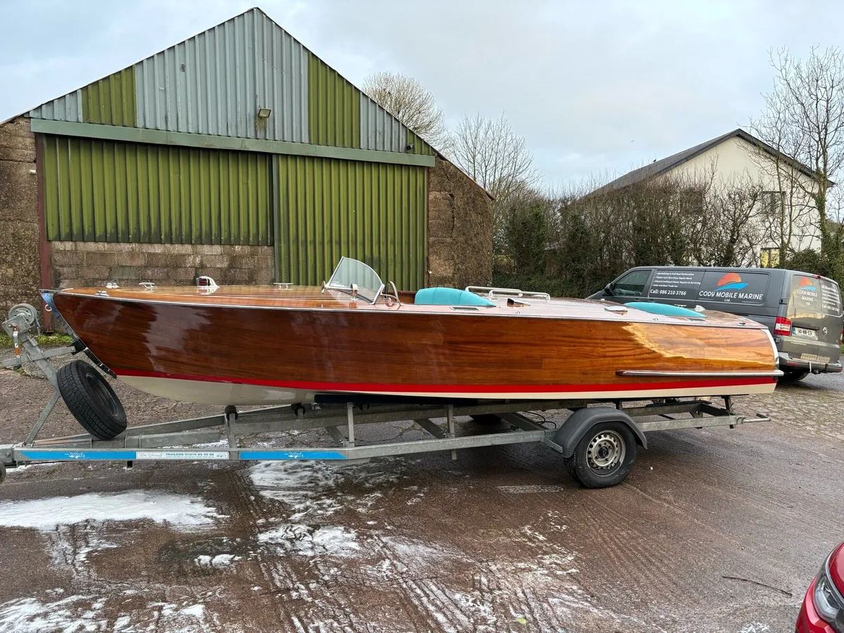 Classic 19ft Runabout Boat - Image 3
