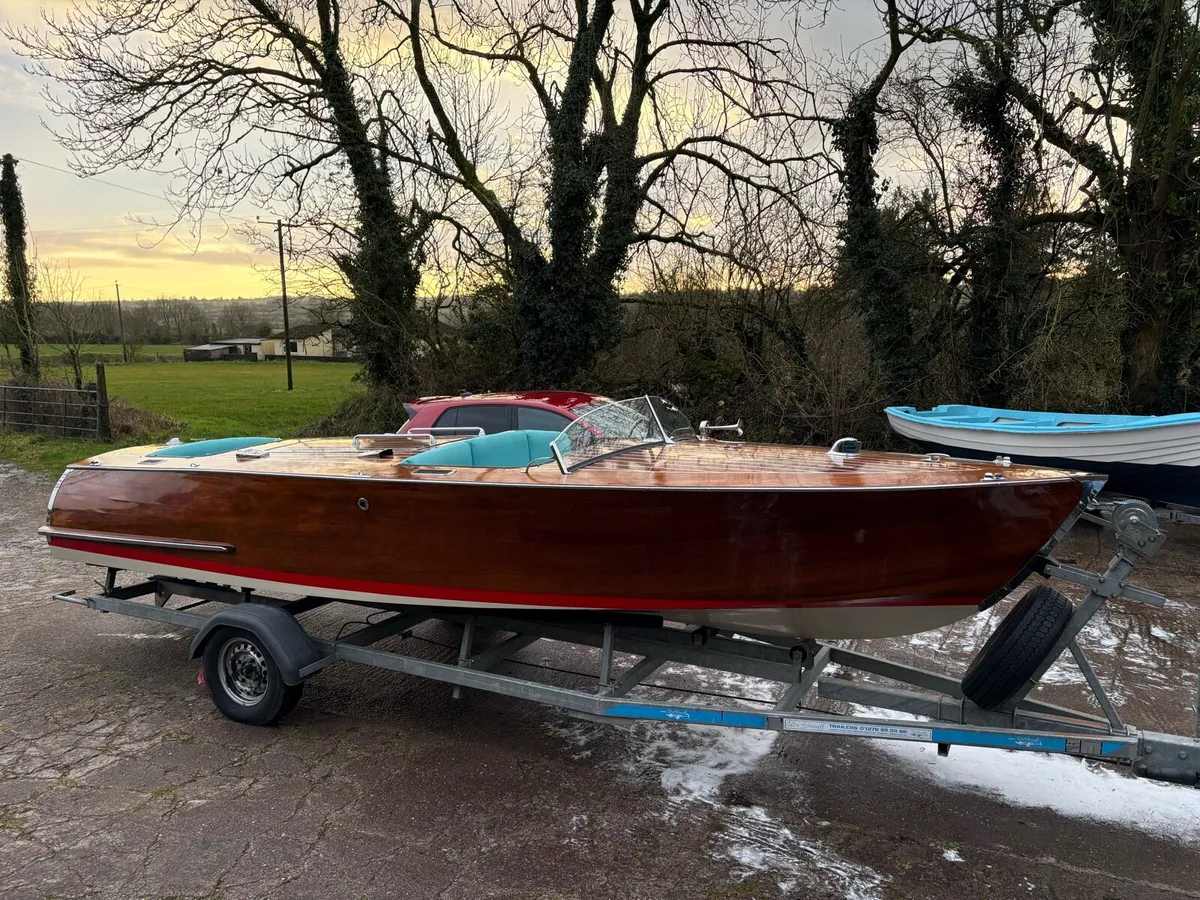 Classic 19ft Runabout Boat - Image 4