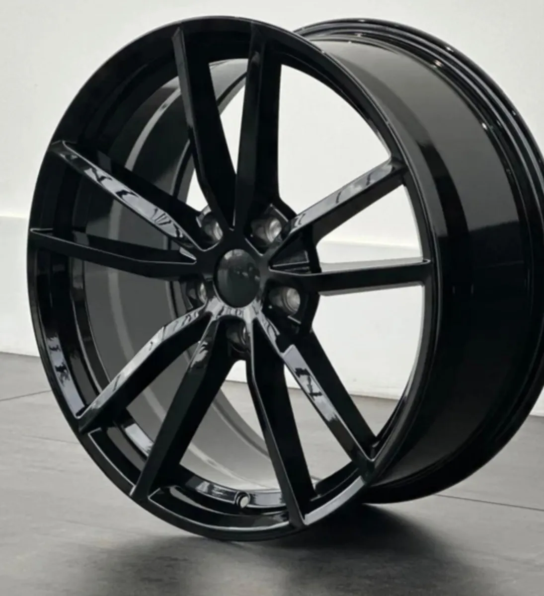 18” gloss black Petoria 5x112