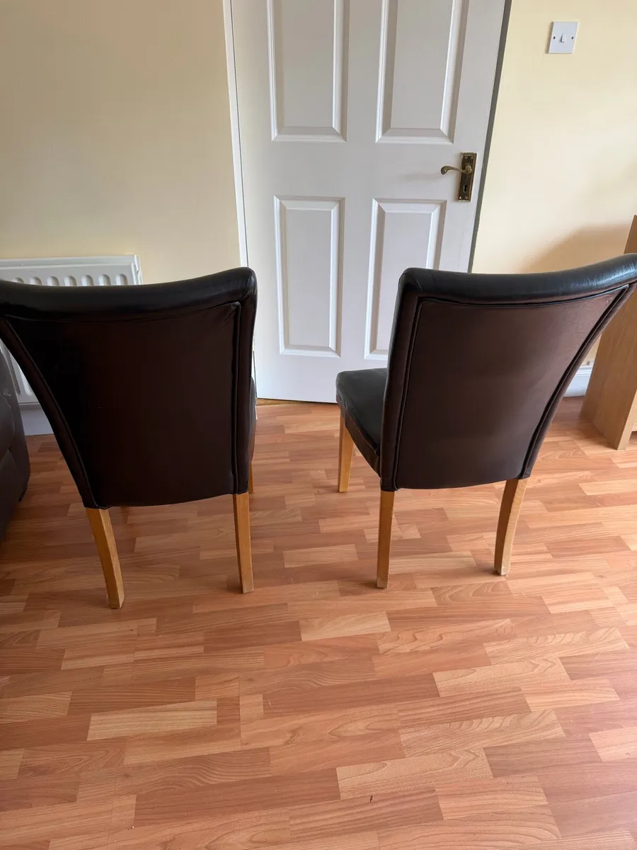 Two leather chairs with solid oak legs - Image 3