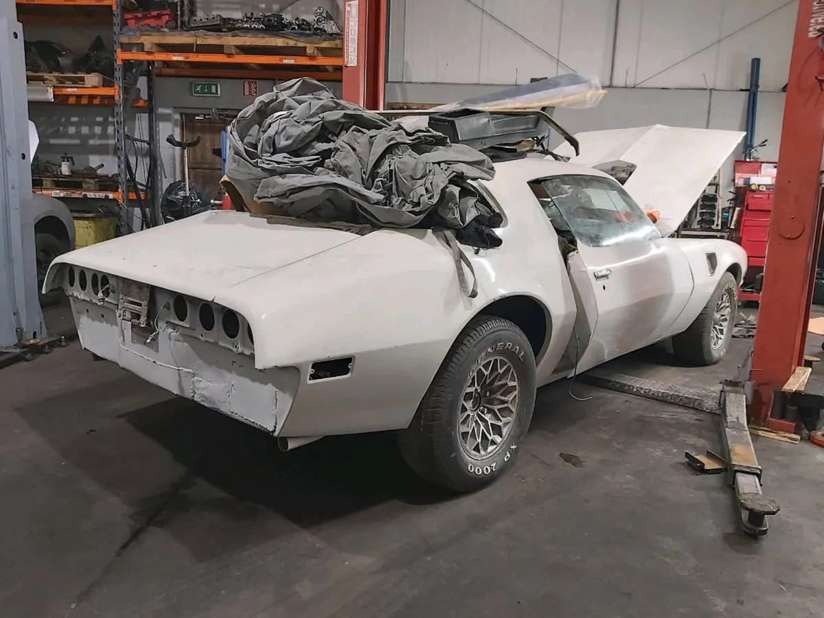Pontiac Firebird 1977 for parts - Image 2