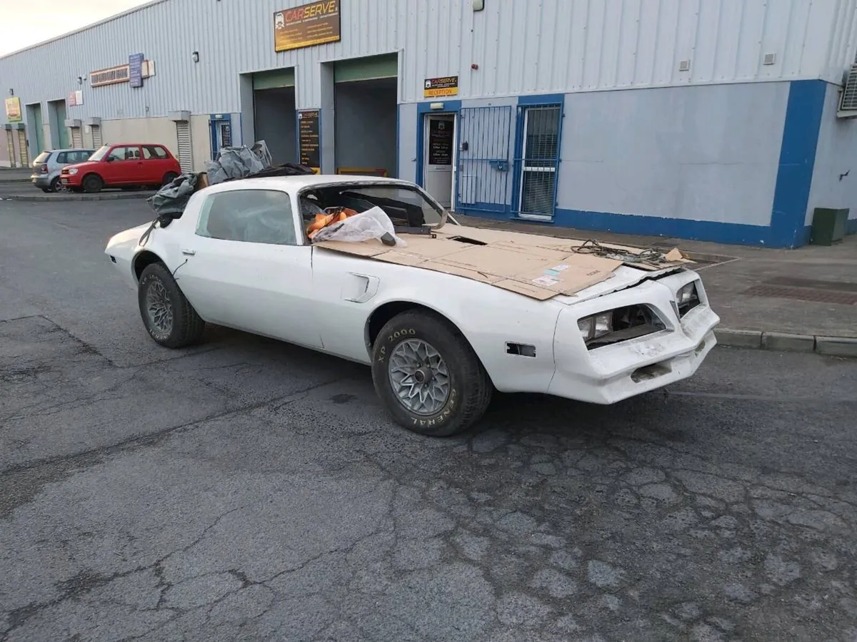Pontiac Firebird 1977 for parts - Image 3