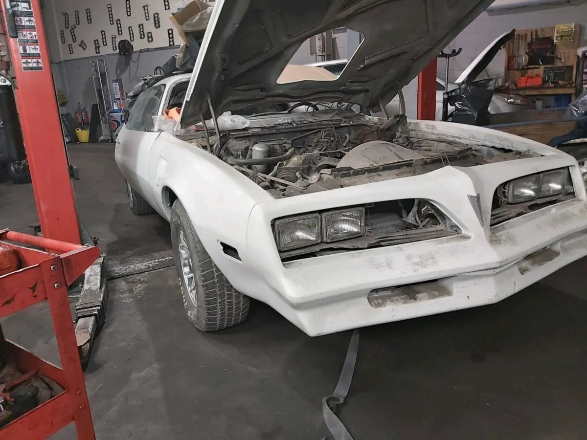 Pontiac Firebird 1977 for parts - Image 4