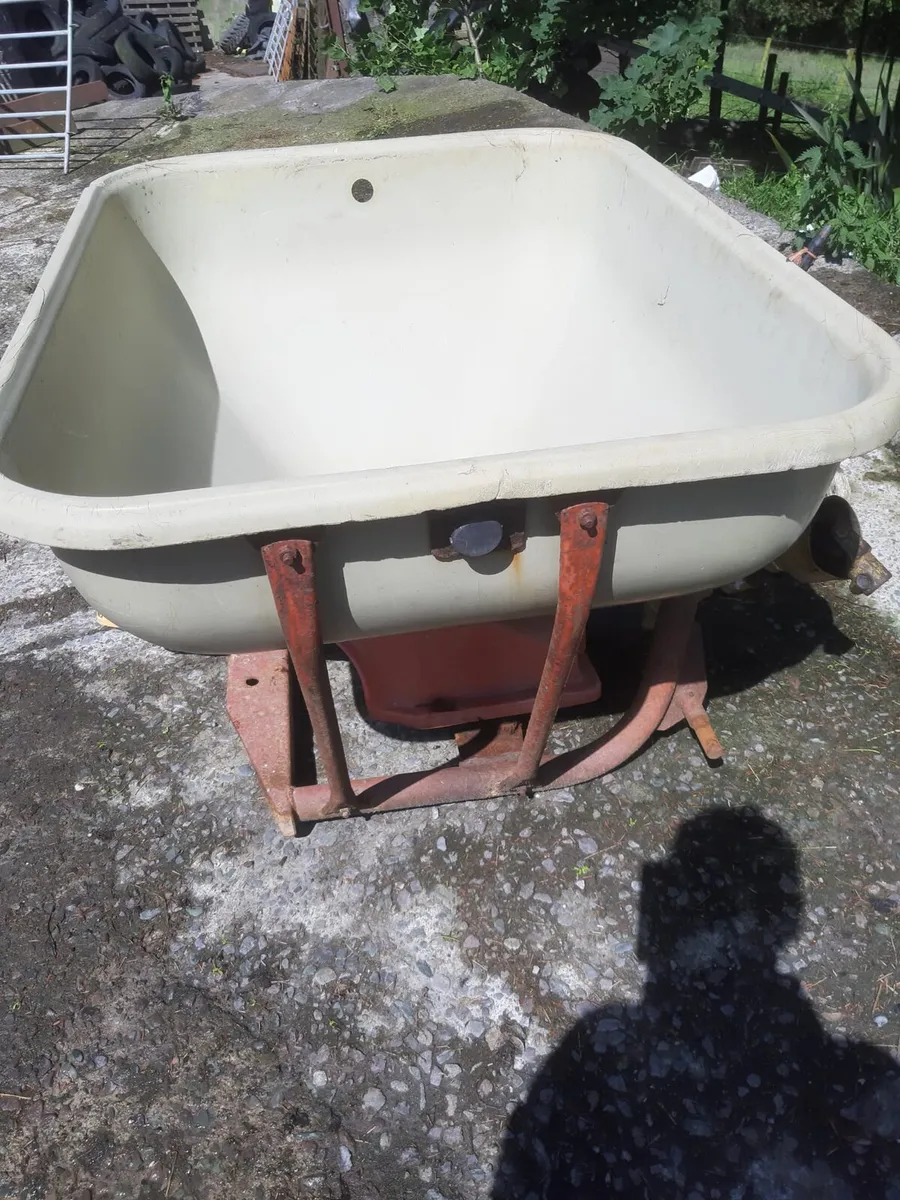 Cosmos fertilizer shaker - Image 1