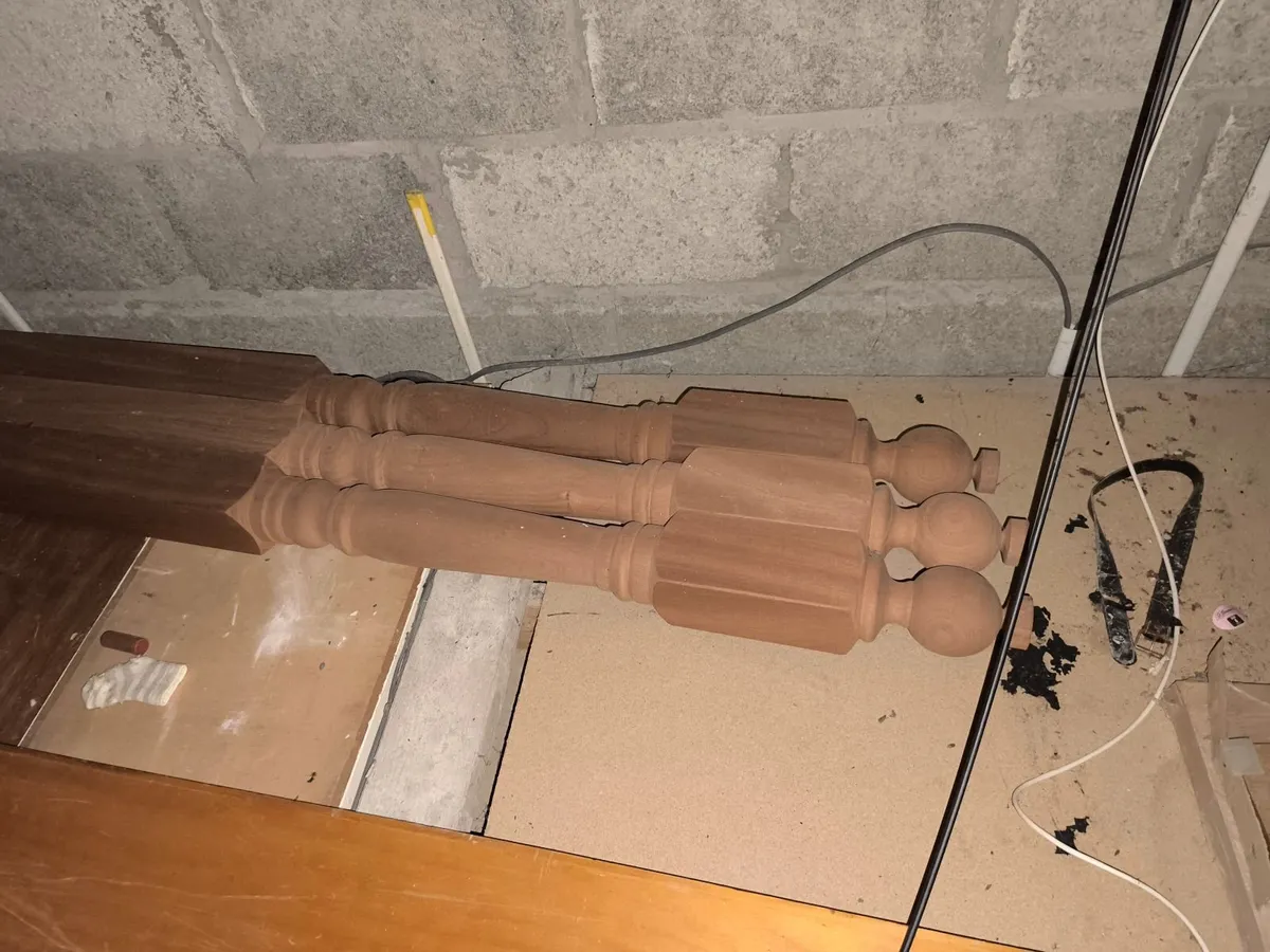 2 doors, 60 spindles,3 post. Plus a few other bits - Image 4