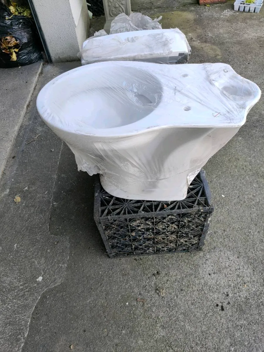 New close coupled toilet and sink - Image 1