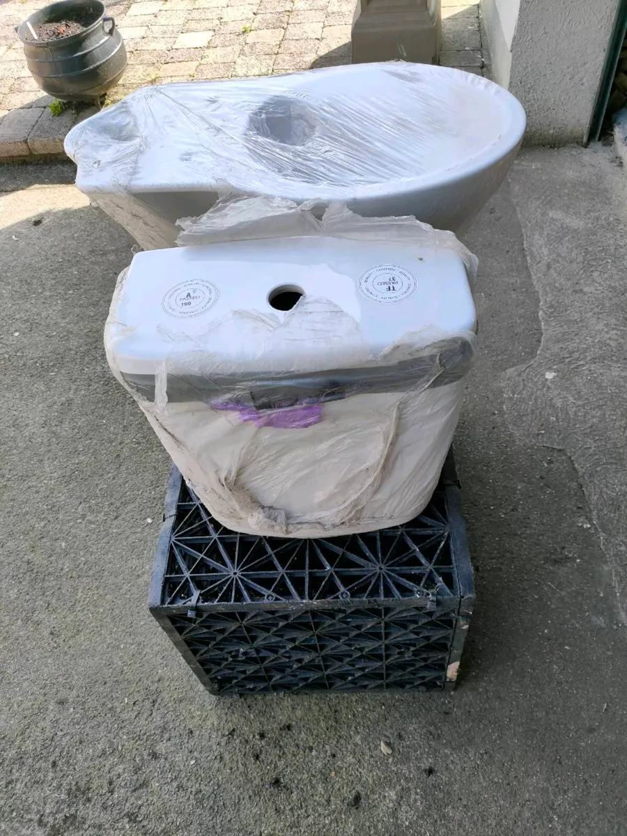 New close coupled toilet and sink - Image 2